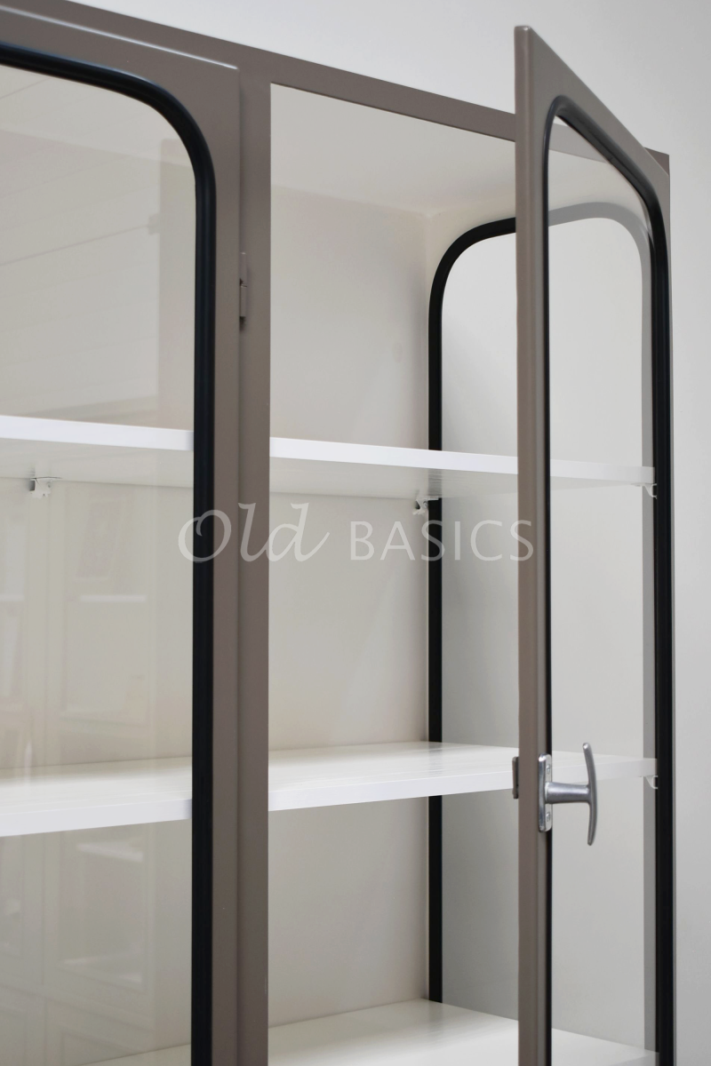 Detail van Apothekerskast Retrique, 3 deuren, RAL7006, grijs, beige, bruin, materiaal staal